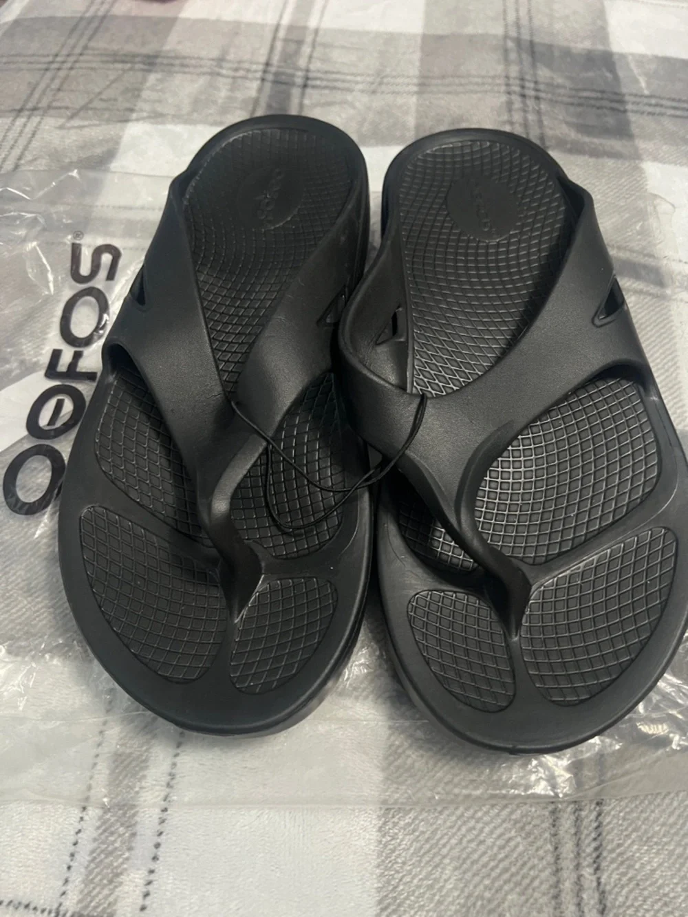 OOFOS Black Men’s Thong Sandals